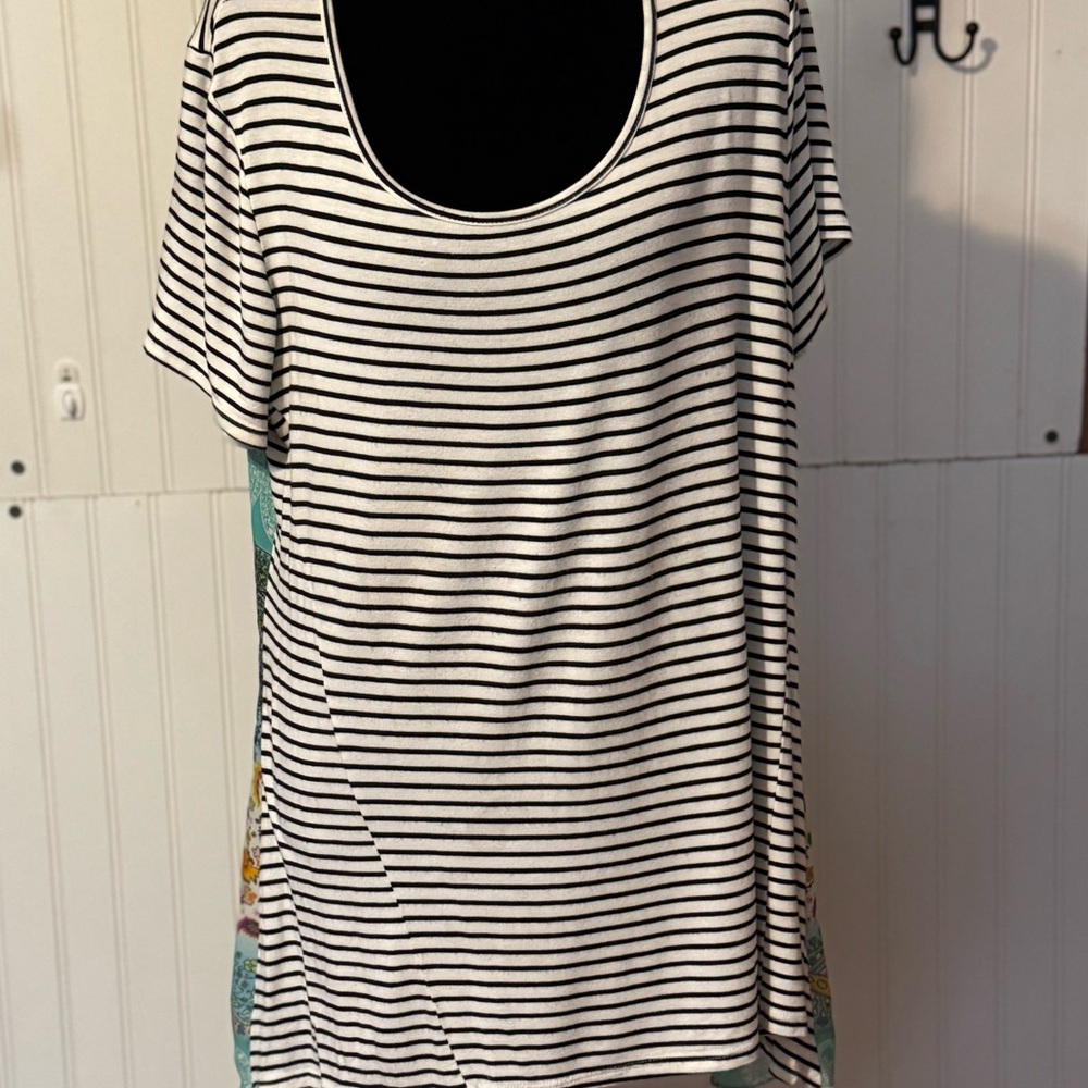 Studio 26 Pullover Top with Beautiful Back Sz xl